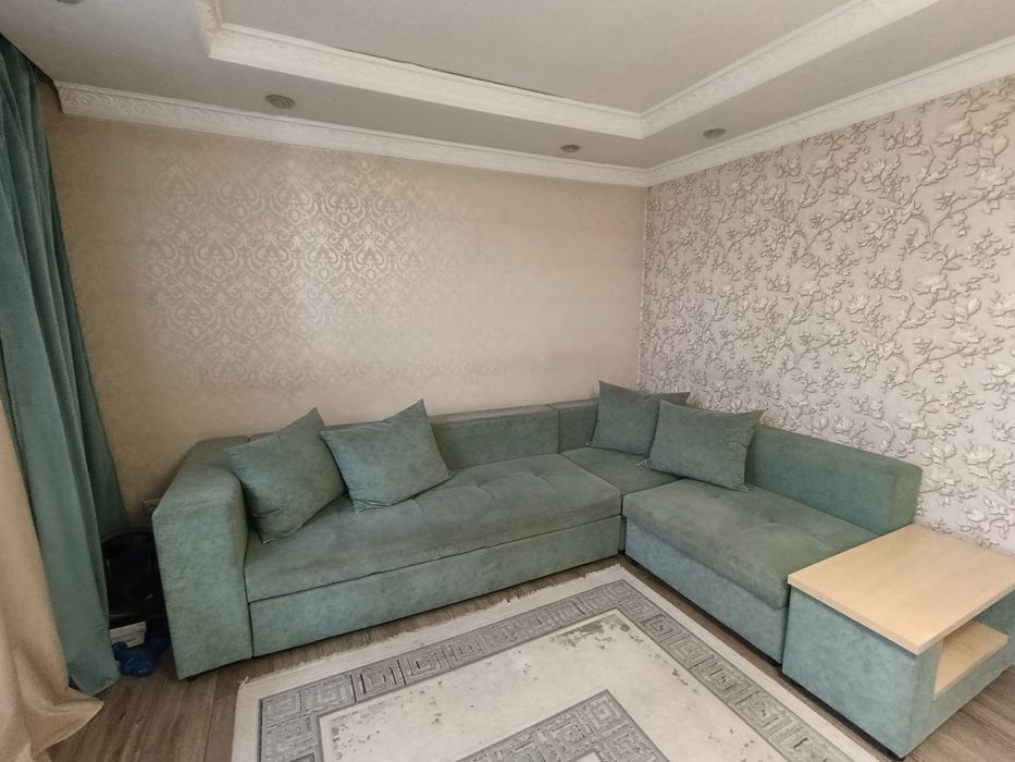 Продам диван бирюзового цвета