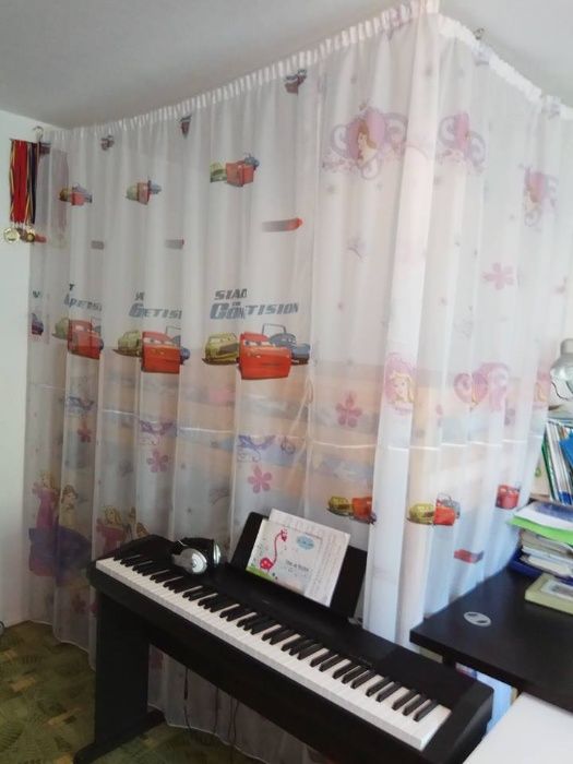 Perdea pt pat suprapus cu personaje din desene animate