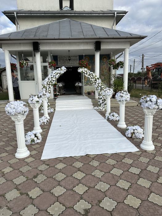 Mese, scaune, pavilioane și aranjamente florale