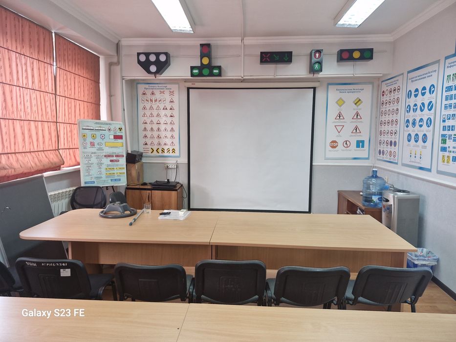 Автоинструктор ,обучаю вождению.