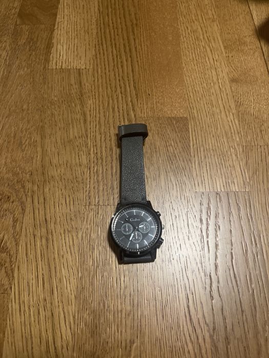 Чисто нов черен ръчен часовник