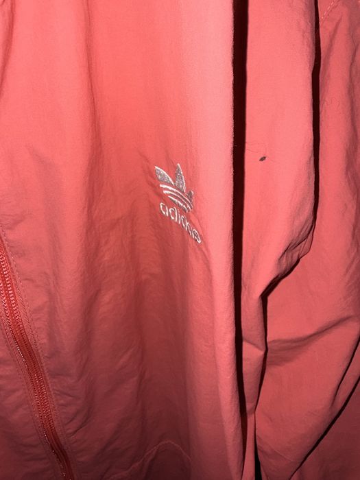 Geaca anti vânt Adidas, marimea XL, culoare corai, poliamida, stare foarte buna