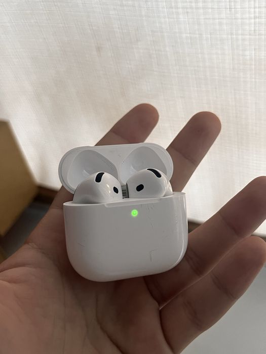 Продам AirPods 4 серии Оригинал