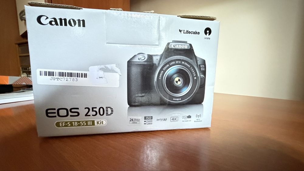 Aparat Foto DSLR Canon EOS 250D Kit 18-55mm III – Nou, Nefolosit (0 Cadre)