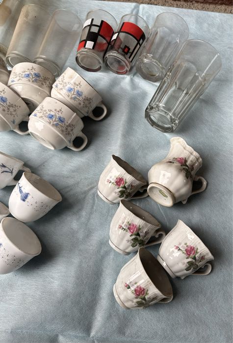 Продам блюдца- стакан -чашечки.