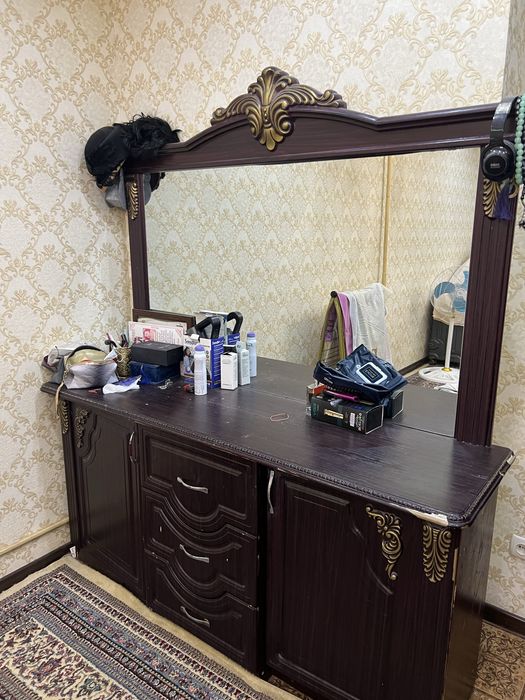 Spalniy mebel shkaf va divan yaxshi holatda