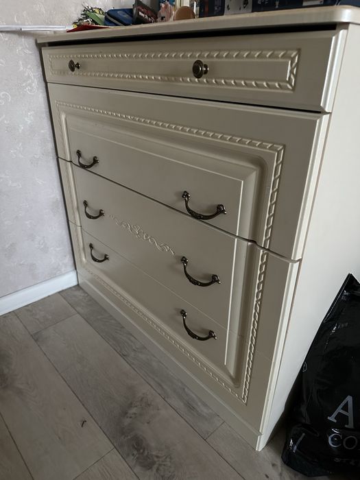 Продам шкаф комод и тумбочки