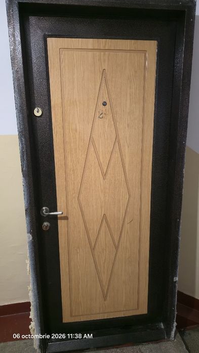 Vand usa intrare apartament!