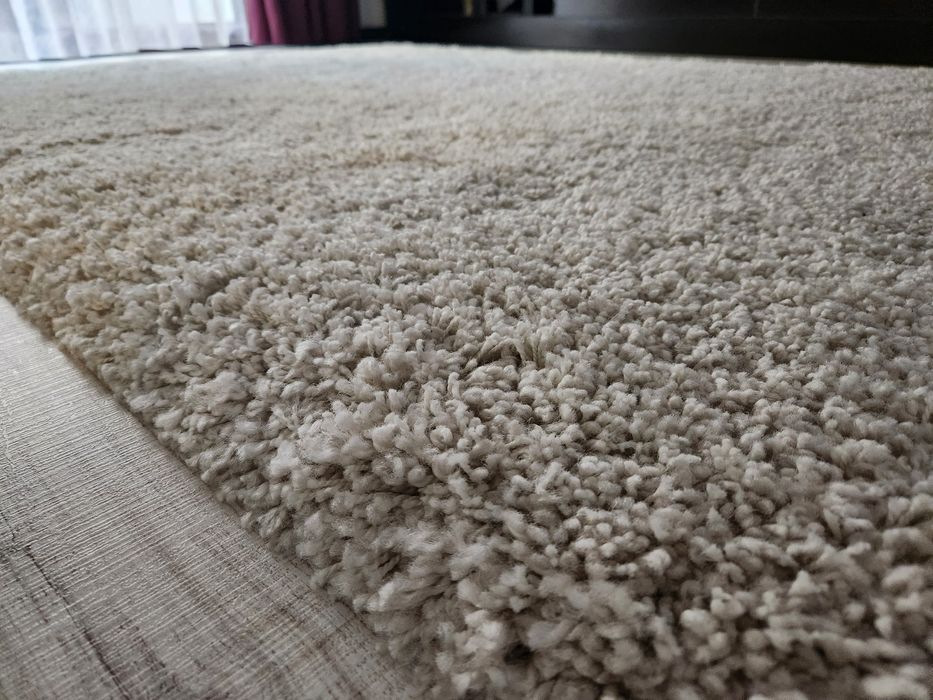 Vand 2 covoare alb/bej 140/200 fir mediu