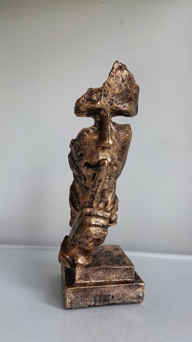 " Мълчанието е злато " , абстрактна статуетка с размер 27 см.