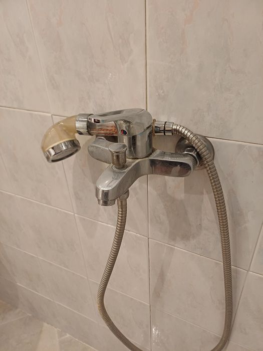 Два броя смесители за баня