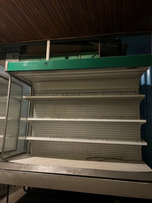 Пристенный холодильник витрина