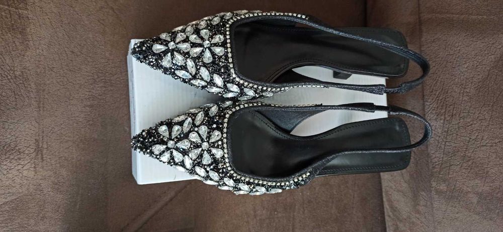 Черни полуотворен и официални обувки