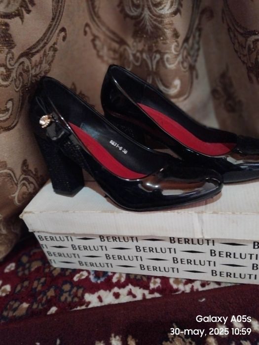 Ayolar kiyimlar va oyoq kiyimla