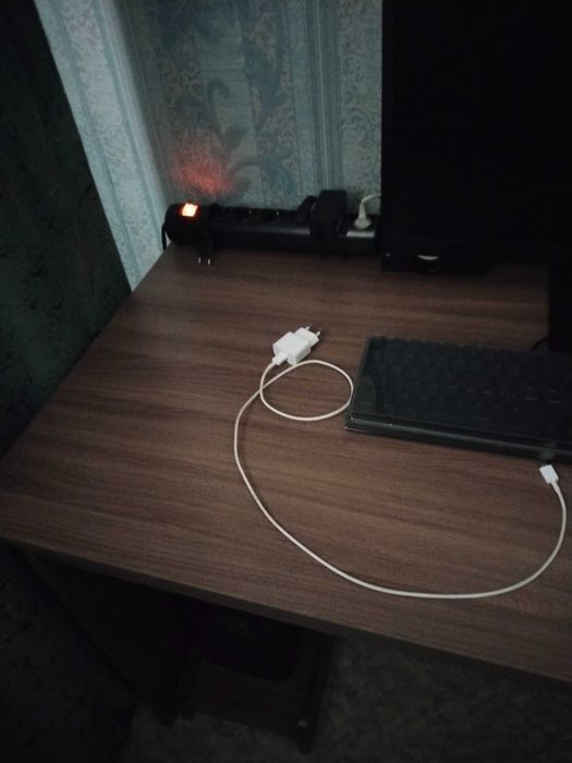 Стол письменный . В хорошем состоянии
