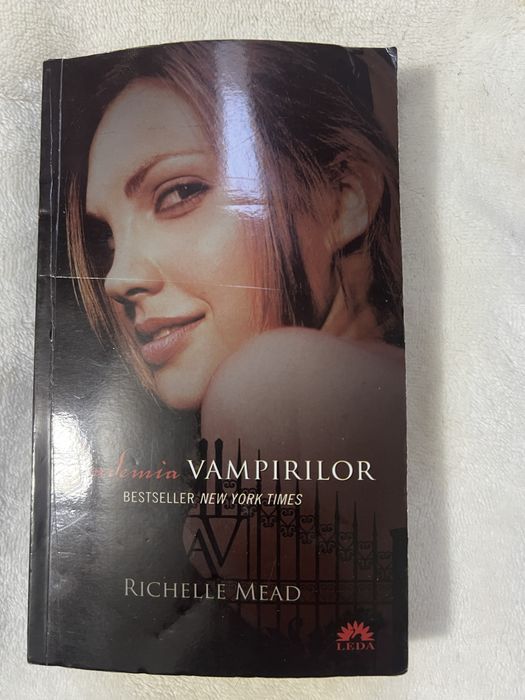 Carti fantezie adolescenti