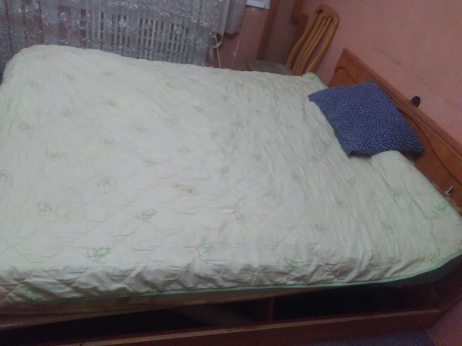 Кровать с матрасом