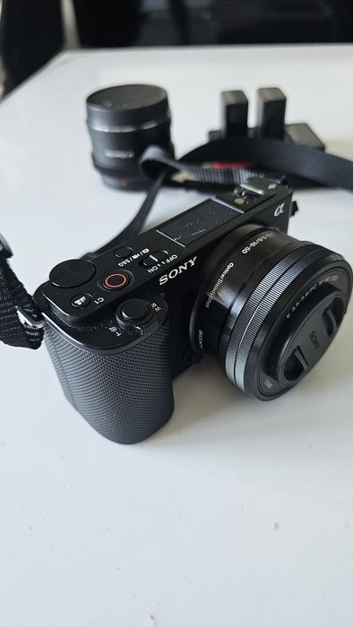 SONY ZV E10 1 cu 2 OBIECTIVE, 3 baterii incarcator