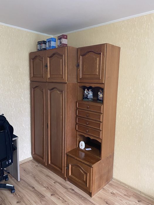 Mobila sifragerie are si sifonier canapea care se face pat si cuier masiv