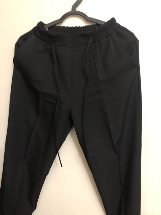 Черные брюки на резинке