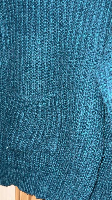 Зеленый вязанный свитер