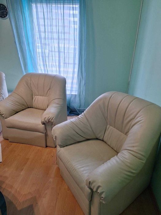 Set living: canapea extensibila, 4 fotolii, masuta cafea si biblioteca