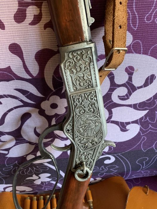 Реплика пистолети Колт и пушка Уинчестър