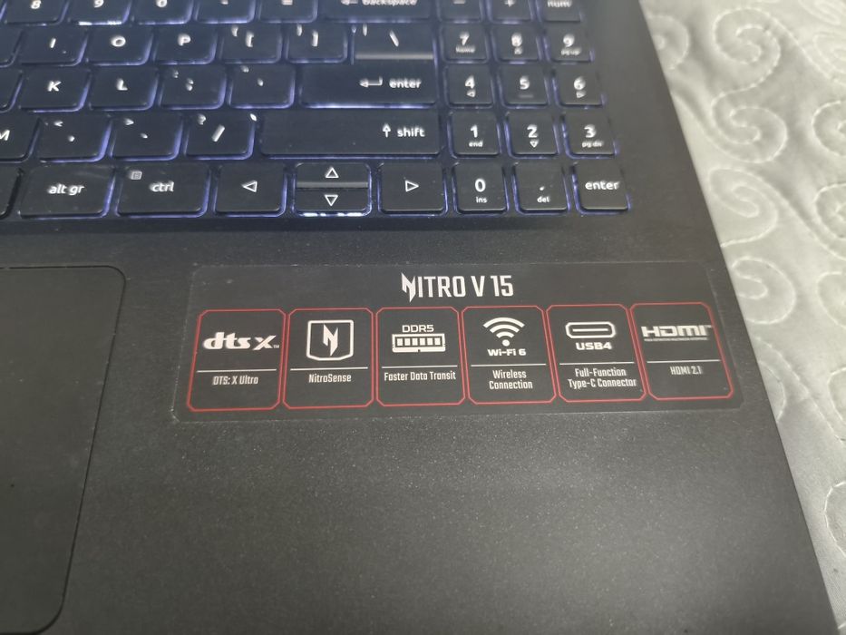 Leptop de gaming nitro V 15 , 165Hz 16GB RAM  DDR5 , procesr  AMD Ryzen 5 7535HS Redeon Graphics Cu placă video dedicată de la Nividia  RTX 3050 6GB