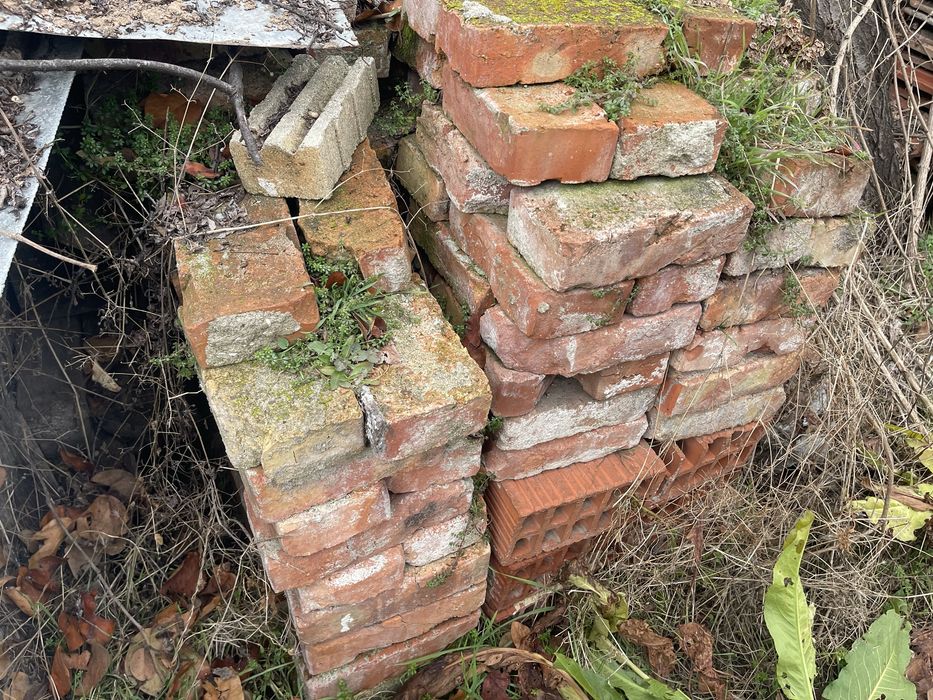 Подарявам тухли и керемиди