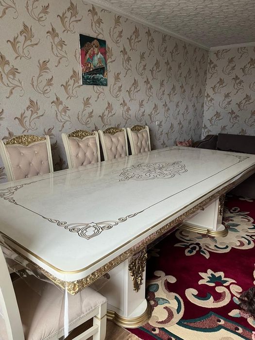 Стол стуля на гостевой