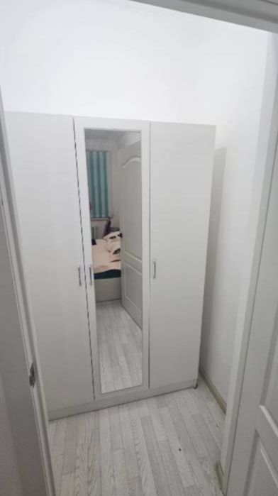Шкаф продам для одежды с зеркалом