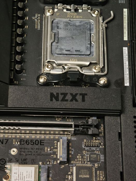 B650E NZXT б/у в идеале