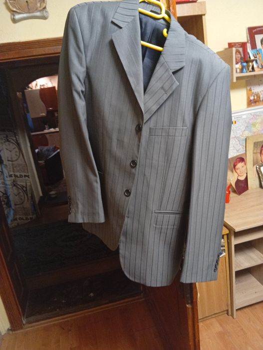 Vând Costume, cămăși și pantaloni