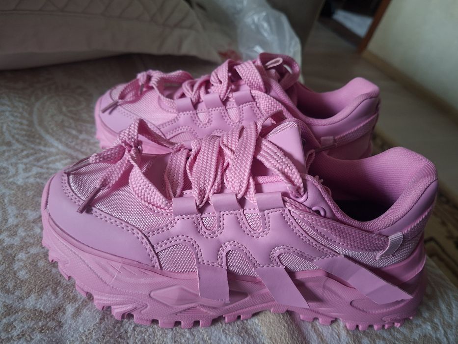 Женские кроссовки