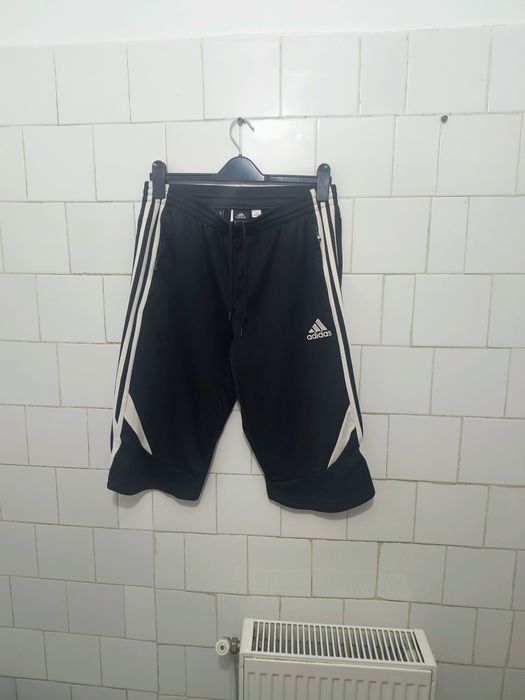 Pantaloni scurți marca Adidas mărime L culoare negru