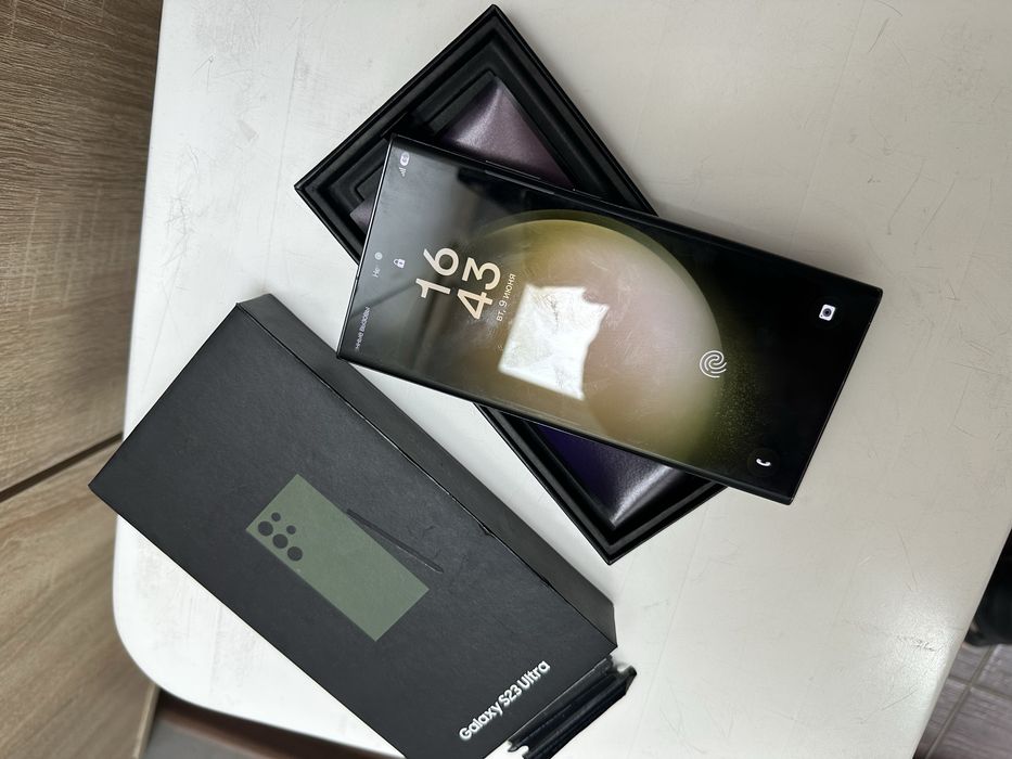 Samsung S23 Ultra с документами