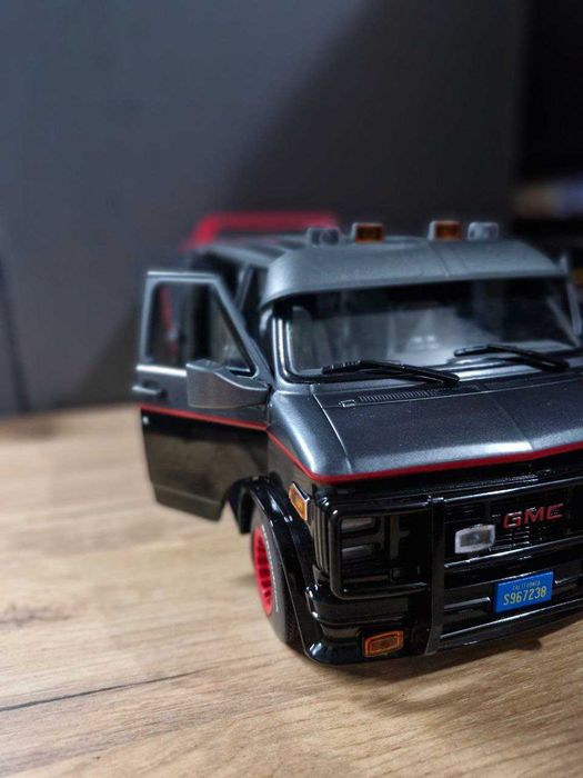 Коллекционная модель 1 -18 GMC 1983 год