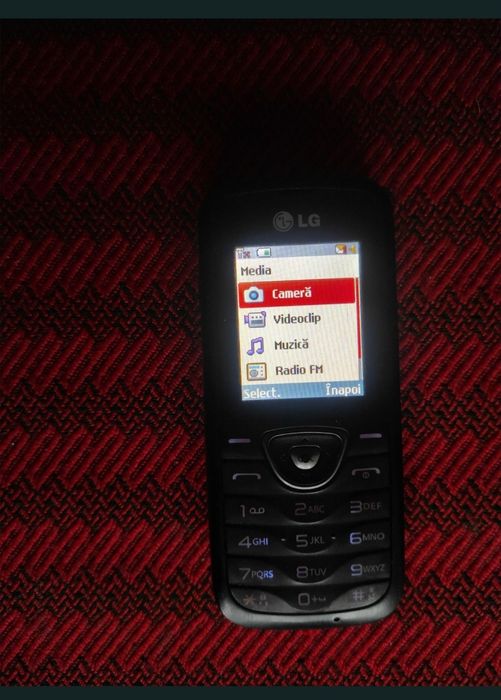 Telefon LG cu taste și cameră, mic, robust si practic
