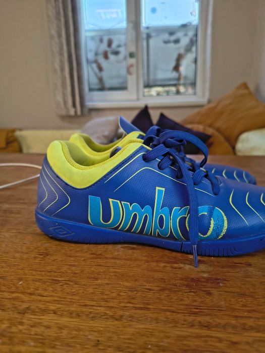 Продавам обувки Umbro
