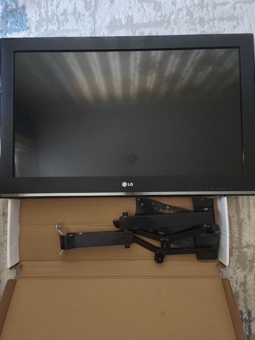 Телевизор LG в комплекте кронштейн