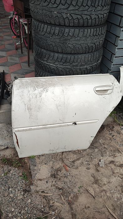 Двери на Субару BL