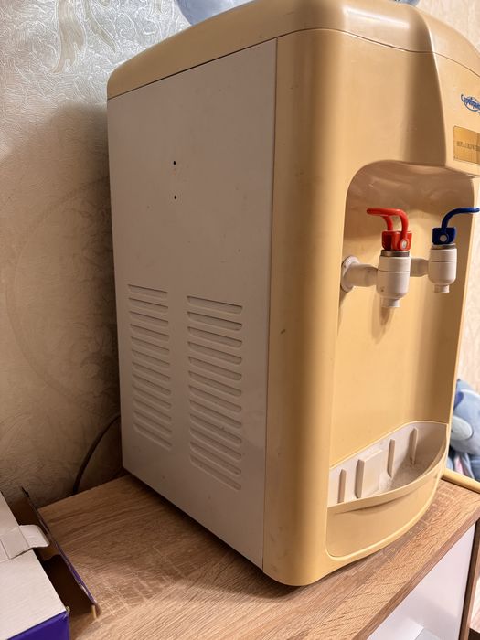 Продам диспенсер ( кулер для воды)