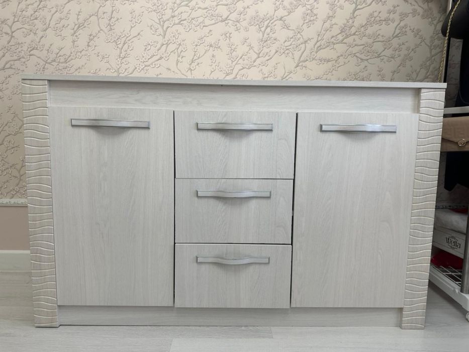 Продам тумбу под телевизор