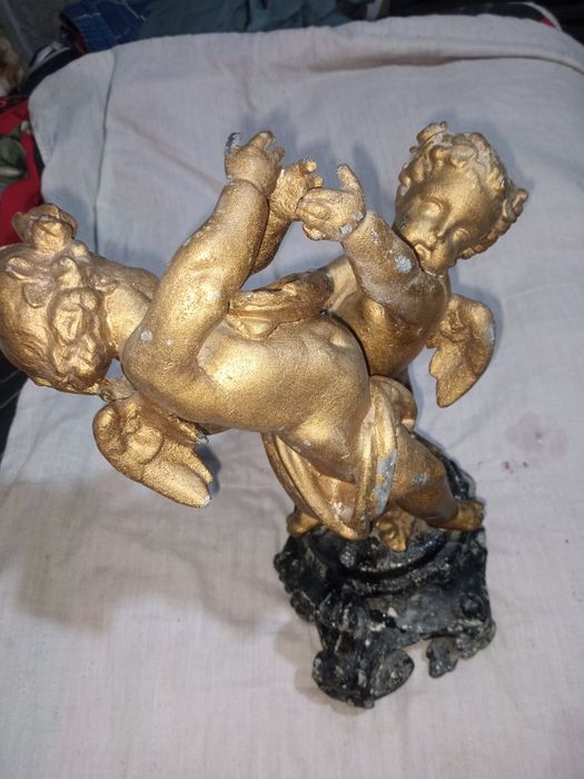 Продам статуэтку из белого металла тяжелая 6 килограммов.
