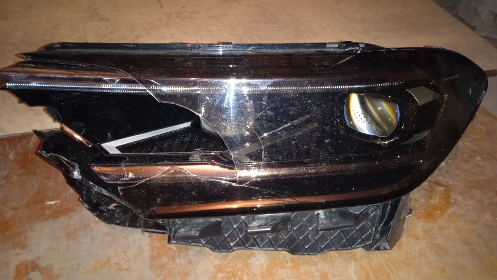 Фара левая VW POLO разбитая