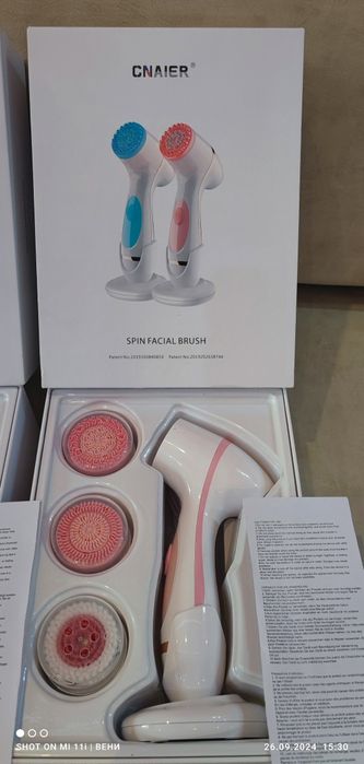 Електрическа четка за почистване и масаж на лице с три приставки.