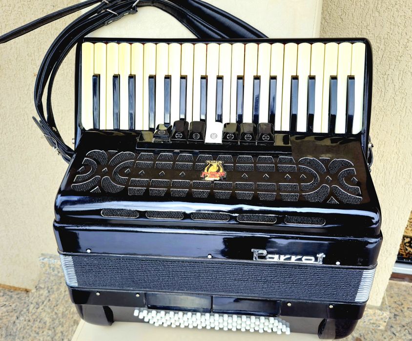 Vând acordeon Parrot cu 80 basi negru