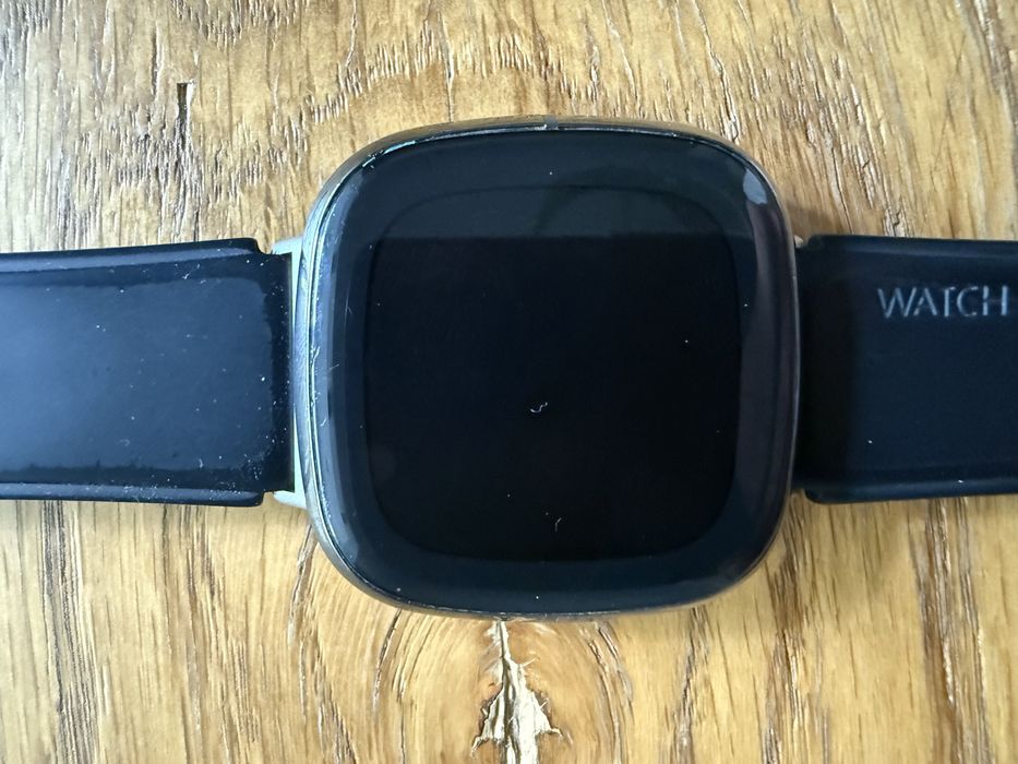 Часовник fitbit sense