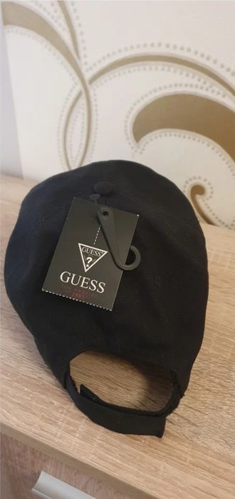Шапка с козирка Guess
