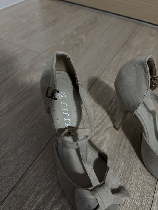 Pantofi cu toc